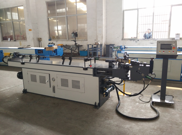 Halbautomatische kleine Rohrbiegemaschine GM-38NCB